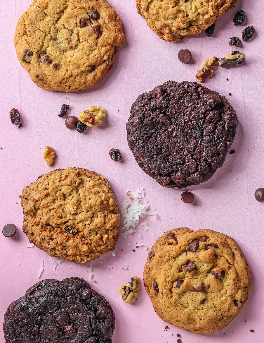 Fresh cookies on pink background